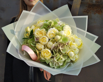 Редкие цветы: гортензии, лимонные пионовидные розы. Стильный авторский букет