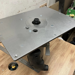 Пластина под Интерскол ФМ-67/2200Э для установки фрезера в стол 350*250 мм.