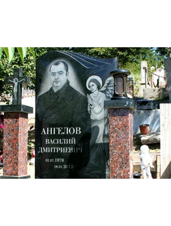 Памятник из гранита с Ангелом и колоннами