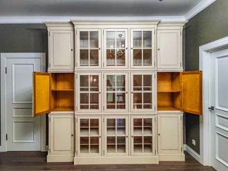 Библиотека многосекционная в классическом стиле.