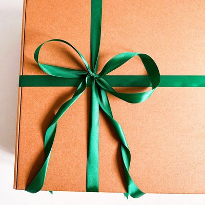 2 штуки - Огромная подарочная коробка GILEV 45х45х20см с зеленой лентой и наполнителем крафт