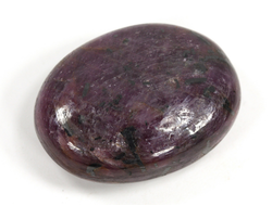 Корунд красный (рубин), полировка плоская (светится в УФ), Мьянма (31*23*11 мм, 21 г) №35654