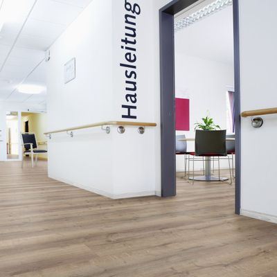 Виниловый пол Wineo 400 Wood XL Дуб тёмно-серый уютный RLC300WXL 31 класс толщина 5.5 мм замковый с фаской и подложкой 2.05 м2