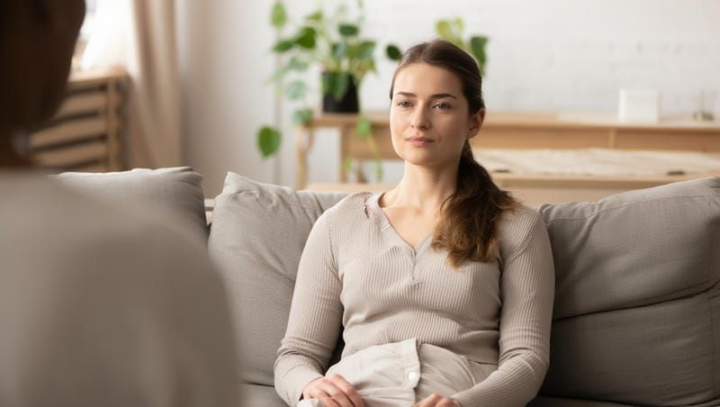 личная психологическая терапия &mdash; женщина у психолога