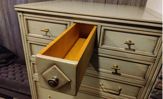 Высокий комод с 8 ящиками, цвет хаки.