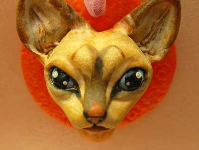 Котёнок Ахтай. Авторская подвеска-кошка (кулон с котёнком) из полимерной глины