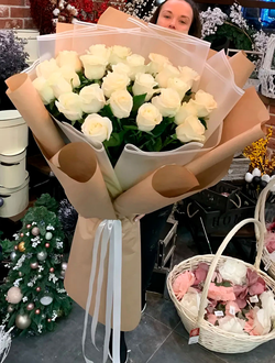 25 эквадорских роз 90 см в дизайнерской упаковке