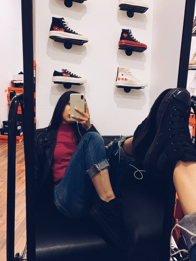 С чем носить кеды Converse All Star черные девушкам?