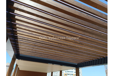 Коммерческое помещение полностью "ПОД КЛЮЧ" в г.Анапа размером 5*20 метров. Металлический каркас, деревянные балки с подсветкой. Пол, торец и кровля из полнотелой ДПК.