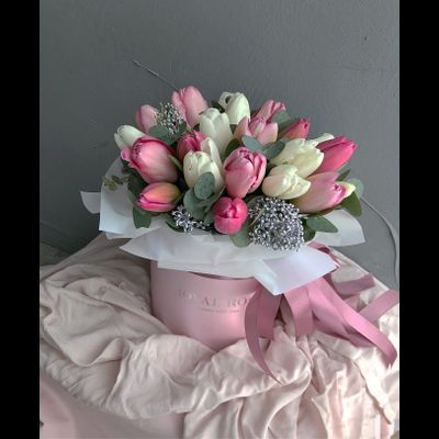 Композиция из эвкалипта, скимии и тюльпанов