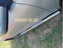 Пороги труба с проступью из алюминиевого рифленого листа d76 для Suzuki Grand Vitara (2013-2015)