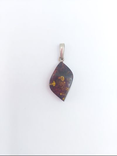 Кулон из темного янтаря 02287