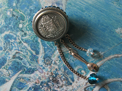 Брошь в стиле Алисы в Стране Чудес - "Странное чаепитие"