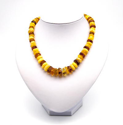 Бусы камнерезные шестигранники из янтаря