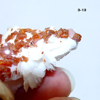 Ванадинит натуральный (щетка) №3-13: 43*25*17мм