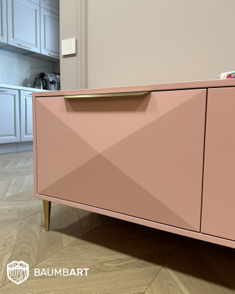 Розовая консоль для гостиной