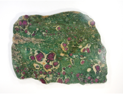 Корунд красный в фуксите, срез полированный, Индия (170*130*9 мм, 470 г) №25072