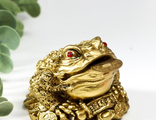 Нэцкэ полистоун под бронзу "Жаба на монетах и слитках с жемчужинами" 6х8,5х8 см