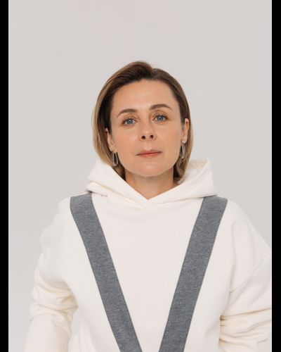 Худи из велюрового футера с декоративной вставкой (белоснежный)