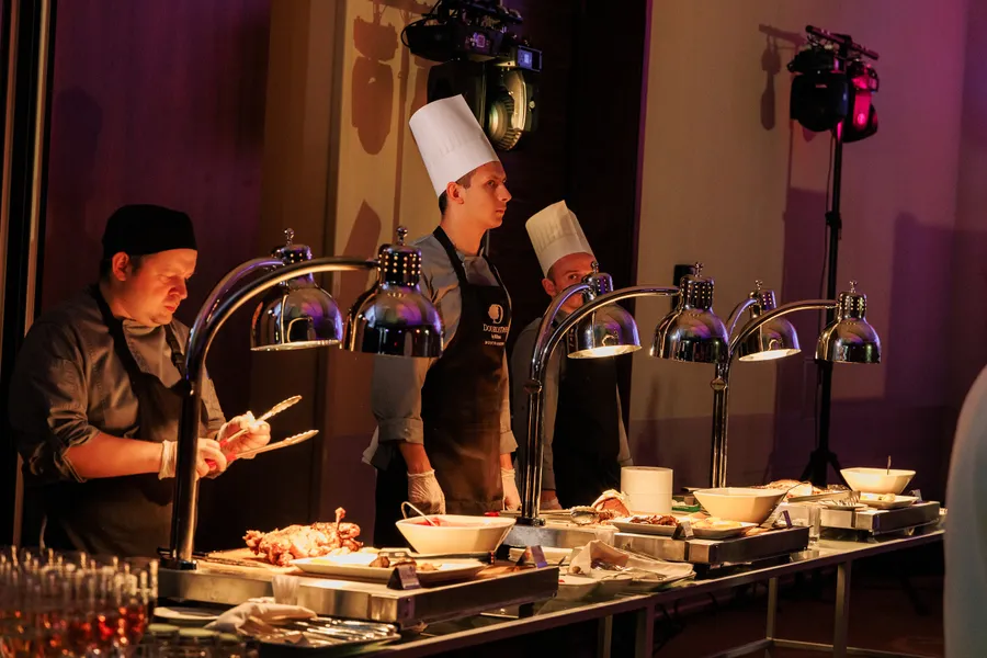 Оформление презентации Kuppersberg цветочными композициями от компании "Приятно" 