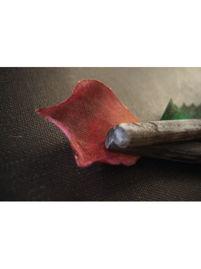 Готическая брошь с лепестками розы "Воспоминание о былых временах"