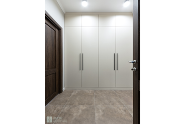 070-1 Шкаф с распашными дверями. Фасады и корпус - ЛДСП Egger U156 ST9 Бежевый песок. Ручки PH.RU02.512.BL PULSE (Россия)
