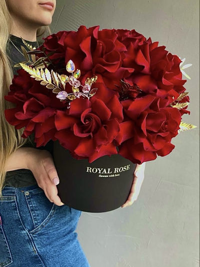 Крупные розы в черной коробке с украшениями
