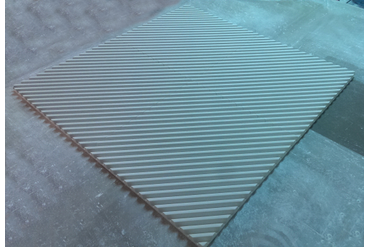 Проверка геометрии панели на производстве перед упаковкой - идеально! Для потолочных и настенных панелей использовалась стандартный гипсовый компаунд из высокопрочного Альфа гипса.