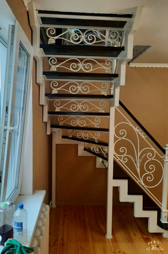 Двойной каркас лестницы "Елочка" с коваными подступенками