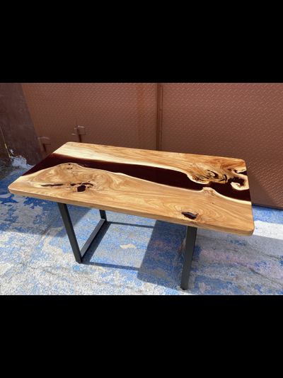 стол река с черной смолой из массива карагача