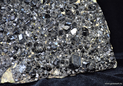 Меланит (разн. граната), друза, с пиритом, эпидотом, самородной медью - 310*235*100мм (ААА)