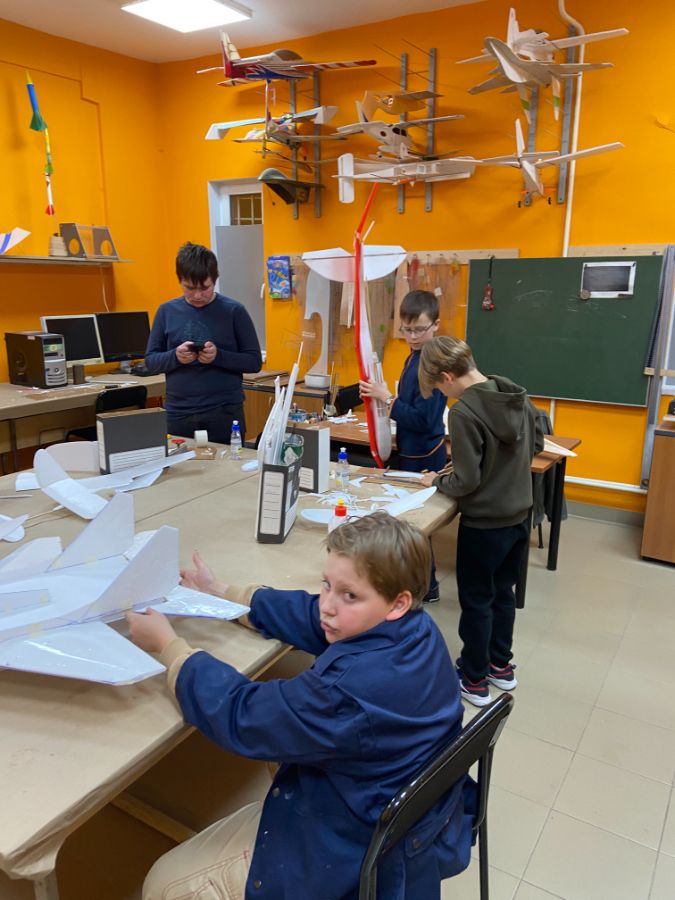 Занятия по авиамоделированию в клубе Ветерски