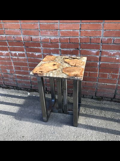 заливной стол из спилов дуба с галечным дном