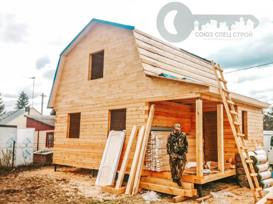 Процесс строительства дачного дома из бруса с ломаной крышей 