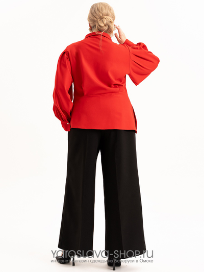 Элегантный женский костюм из красного жакета и черных брюк