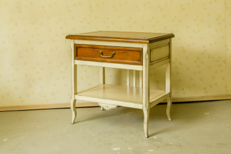 Тумба прикроватная с выдвижным ящиком и полкой.