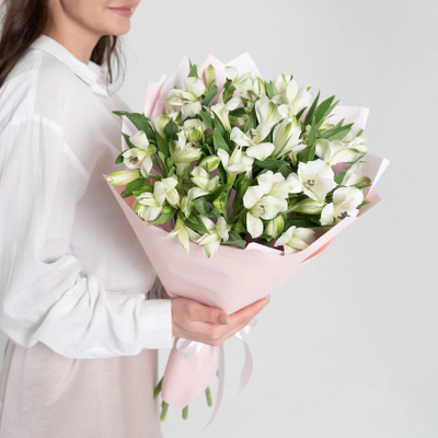 Букет из 11 белых альстромерий