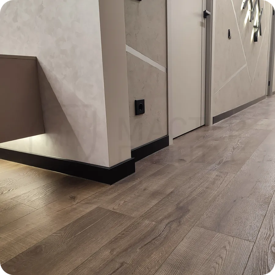 Инновационная технология: монтаж черного плинтуса Dollken Cubu Flex Life 80 с возможностью беспыльного монтажа.