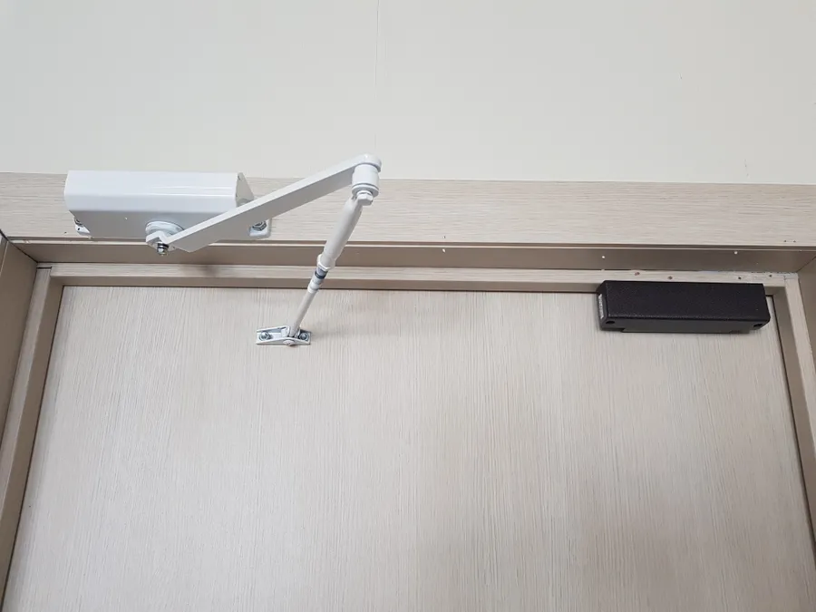 Настройка доводчика и проверка системы.