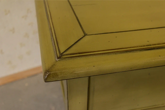 Журнальный стол прямоугольный на высоких ножках.