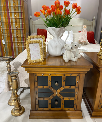 Тумба прикроватная с клепками.