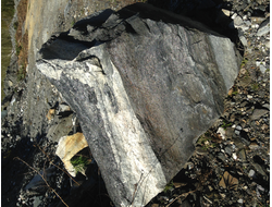 Амфиболит глыба