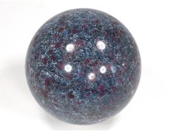 ШАРЫ ИЗ КОРУНДА В КИАНИТЕ, ФУКСИТЕ