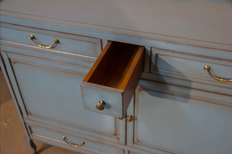 Двухстворчатый комод с 5 ящиками.