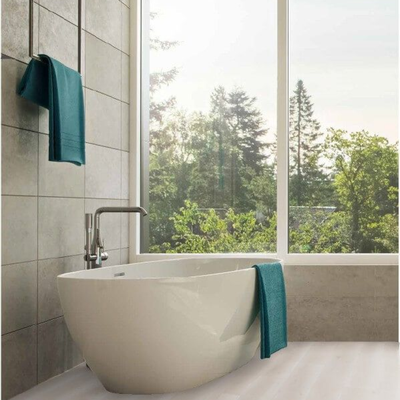 Декор ламината Wineo Дуб Премиум Белый LA164XXLV4 в интерьере ванной