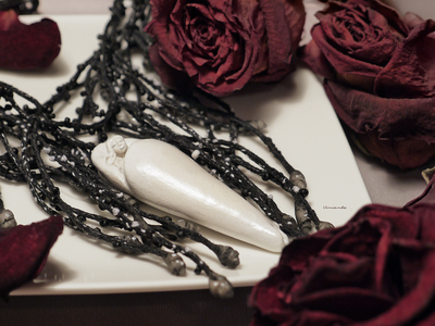 Коллекционное колье из фарфора "Сказочный сон принцессы Северного моря"