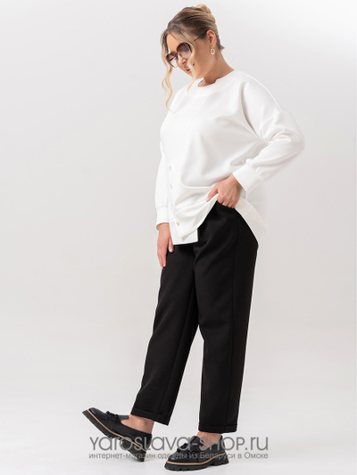 Женский 2-ух предметный комплект, состоящий из белого джемпера и черных брюк 62