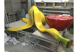 Большой банан из пластика