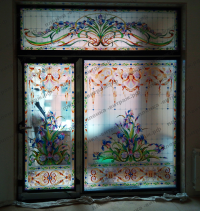 Витражная пленка, витражная пленка самоклеющаяся под заказ,пленочный витраж флора с голубыми ирисами