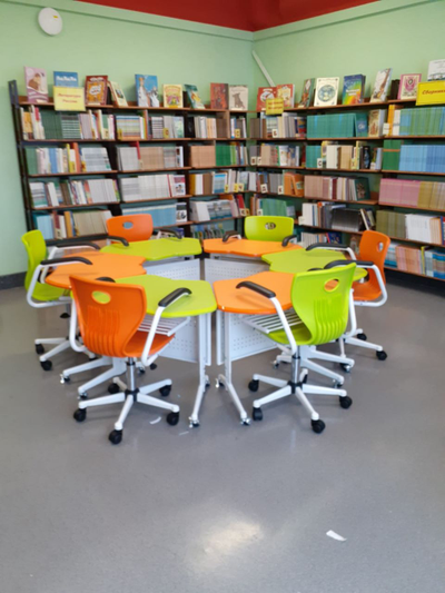 Стол-трапеция на роликах (складная столешница)